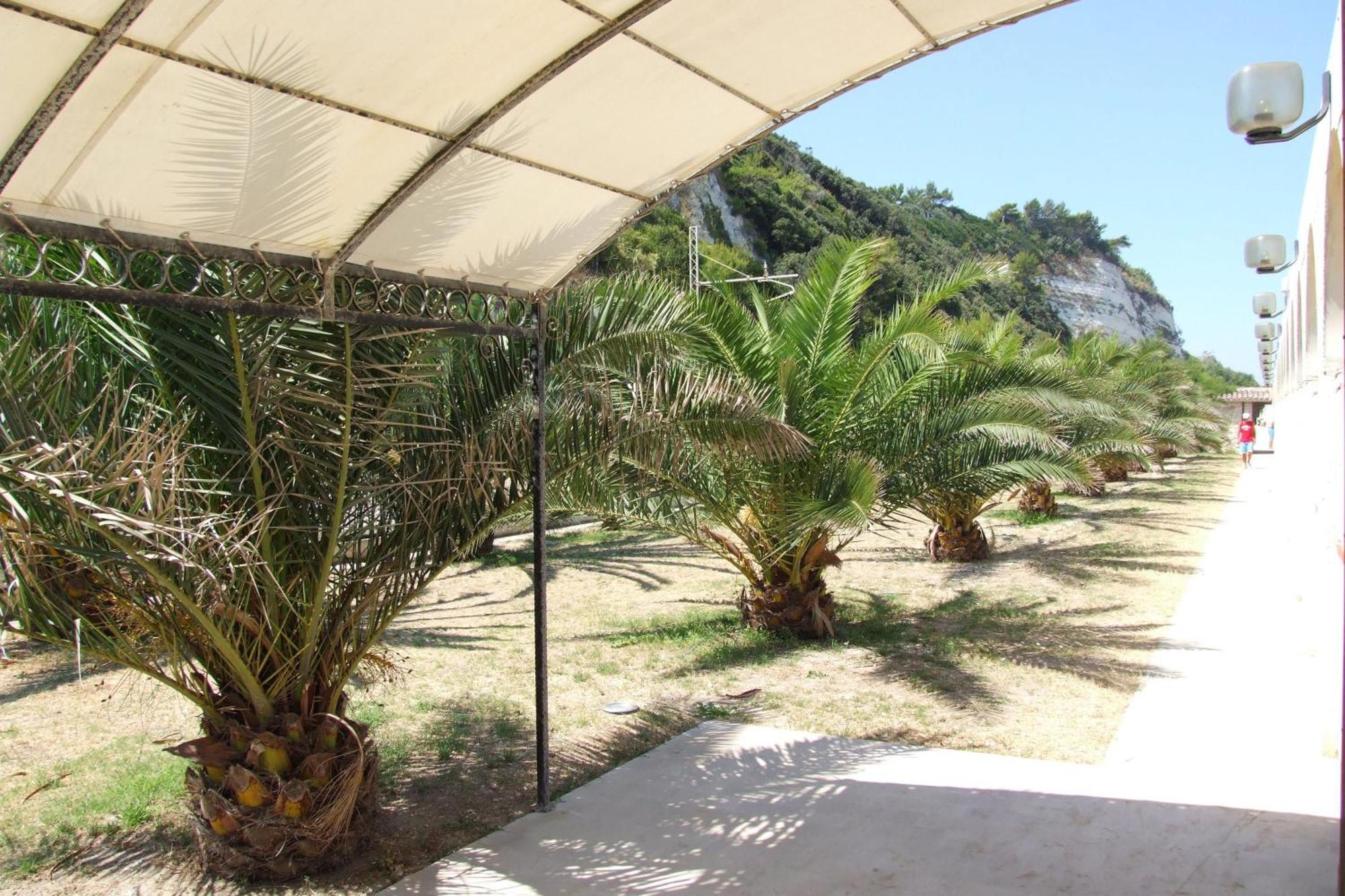 Villaggio Hotel Ripa Rodi Garganico Bagian luar foto